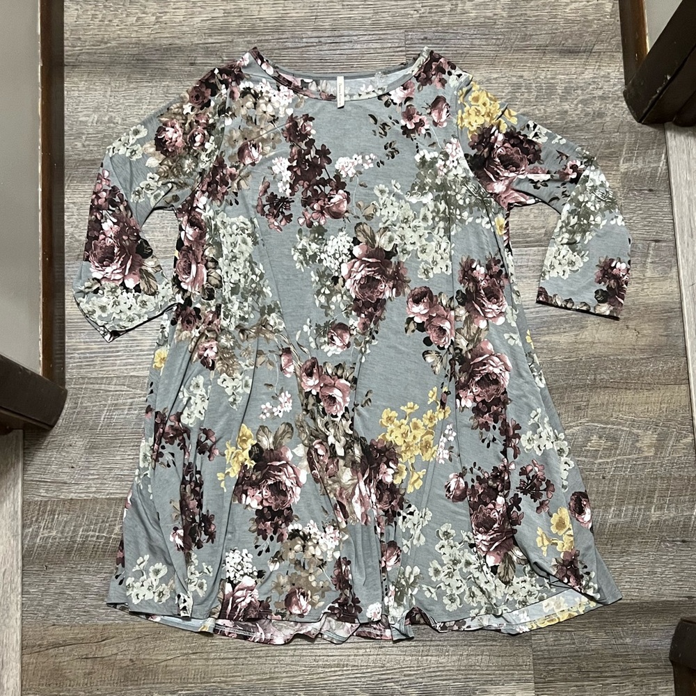 Plus size gray floral dress with pockets, three-quarter length sleeve
